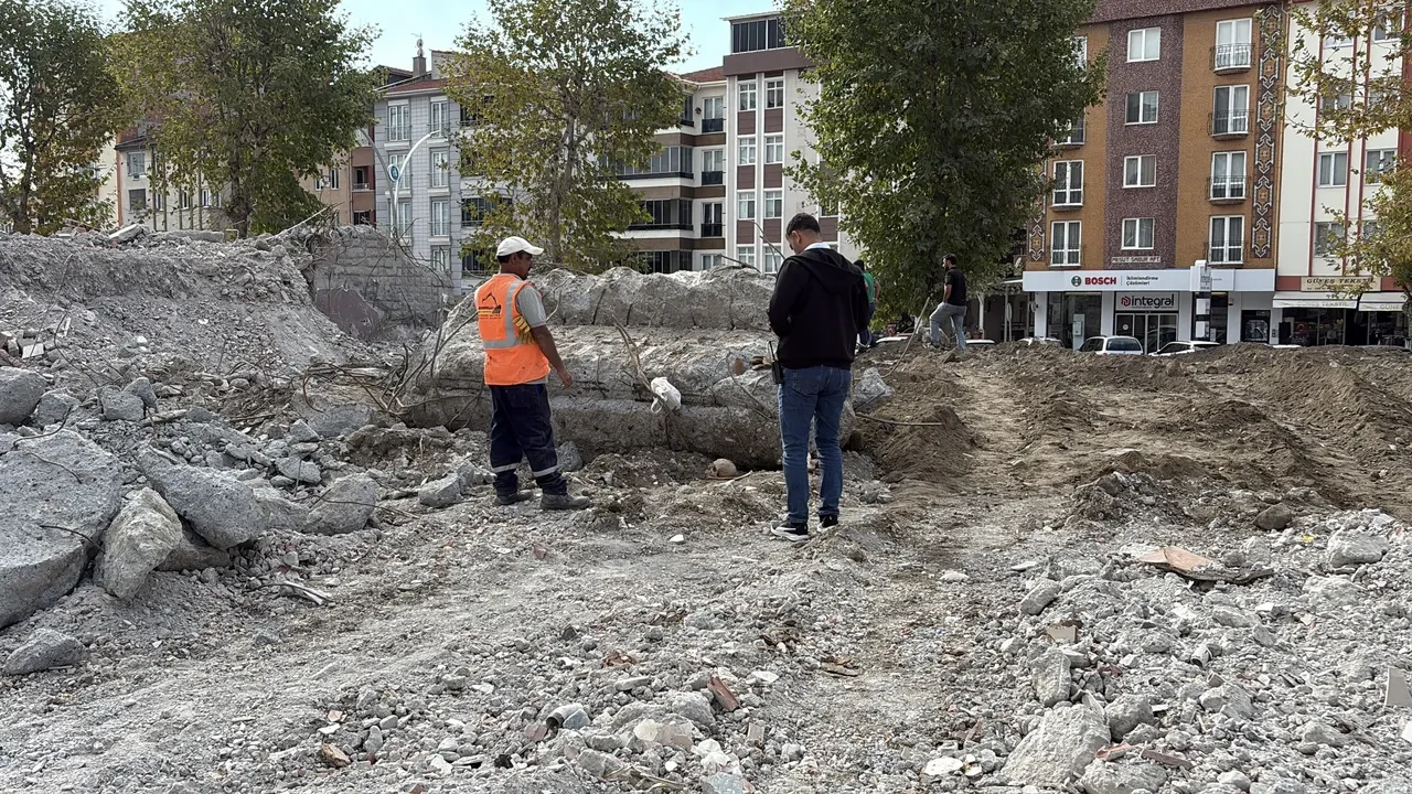 Yıkım çalışmasında dehşete düşüren anlar: Yerin altından insana ait kafatası ve kemikler çıktı