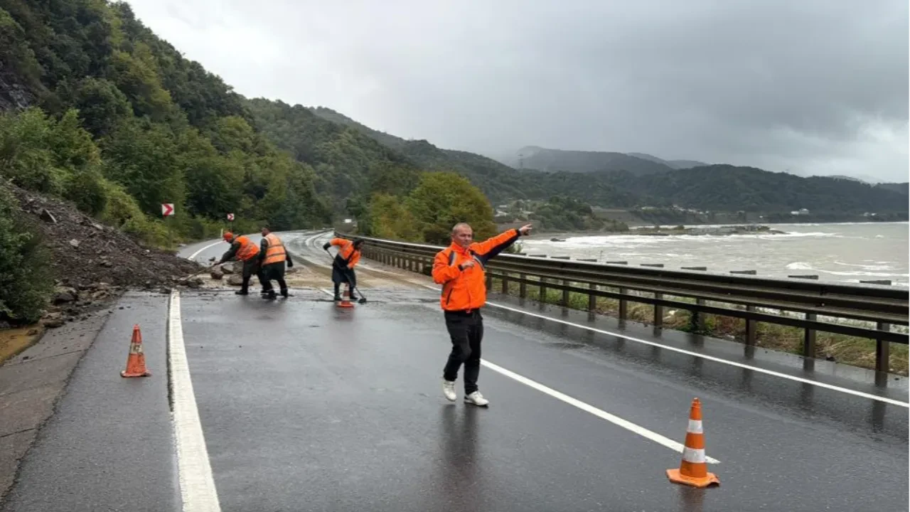 Zonguldak-Düzce karayolunda sağanak sonrası heyelan: Toprak ve kaya parçaları yolu kapattı