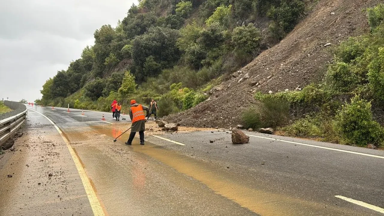 Zonguldak-Düzce karayolunda sağanak sonrası heyelan: Toprak ve kaya parçaları yolu kapattı