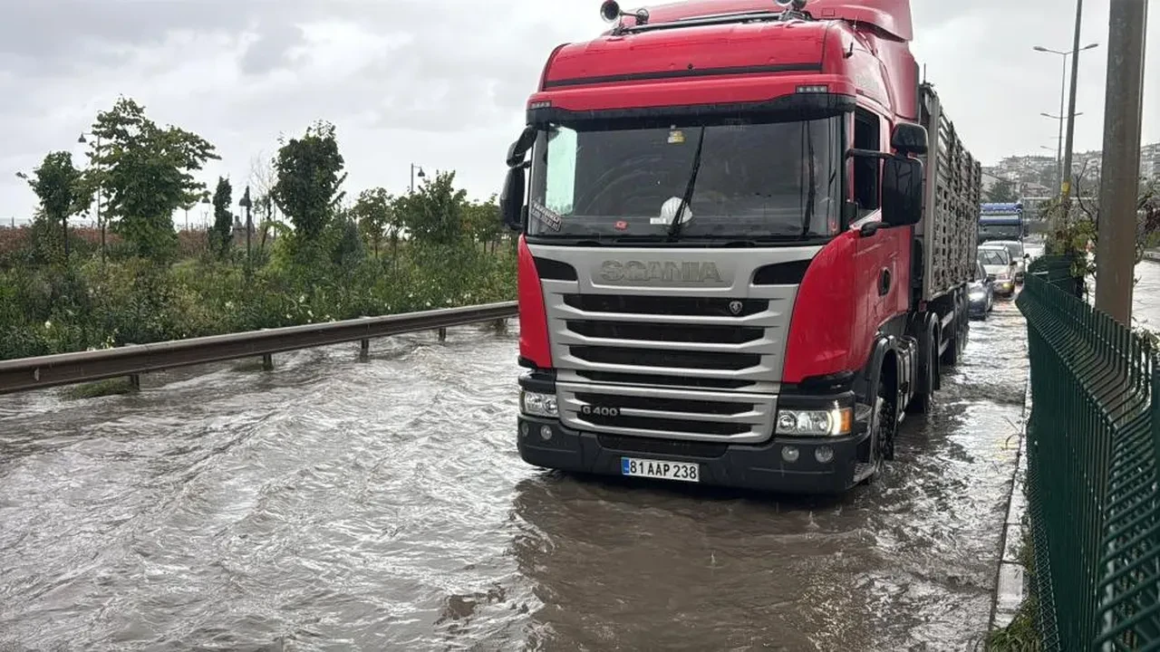 Zonguldak-Düzce karayolunda sağanak sonrası heyelan: Toprak ve kaya parçaları yolu kapattı