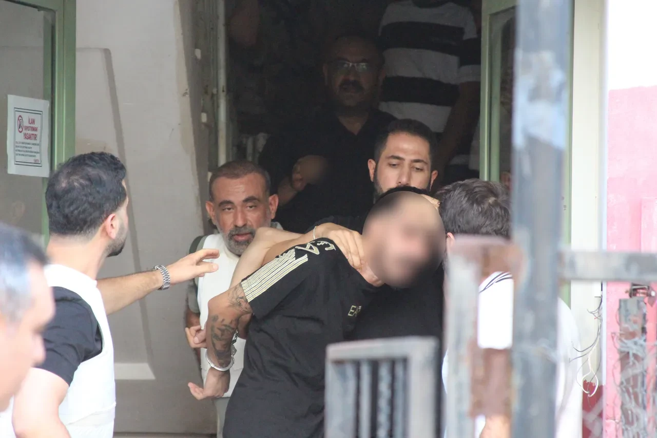 Adana'da film gibi operasyon: Teslim olmamak için bomba pimini çekti