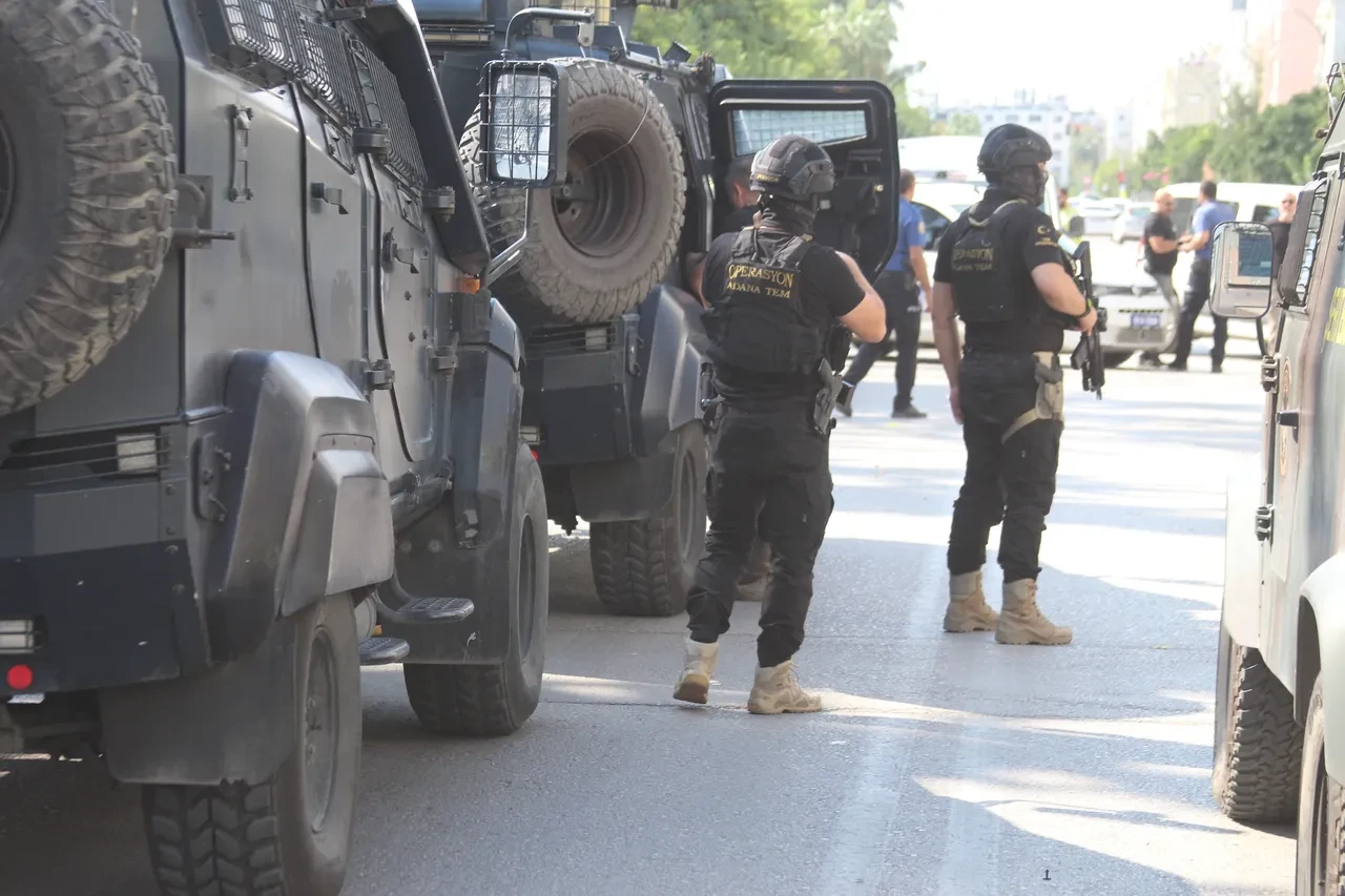 Adana'da film gibi operasyon: Teslim olmamak için bomba pimini çekti