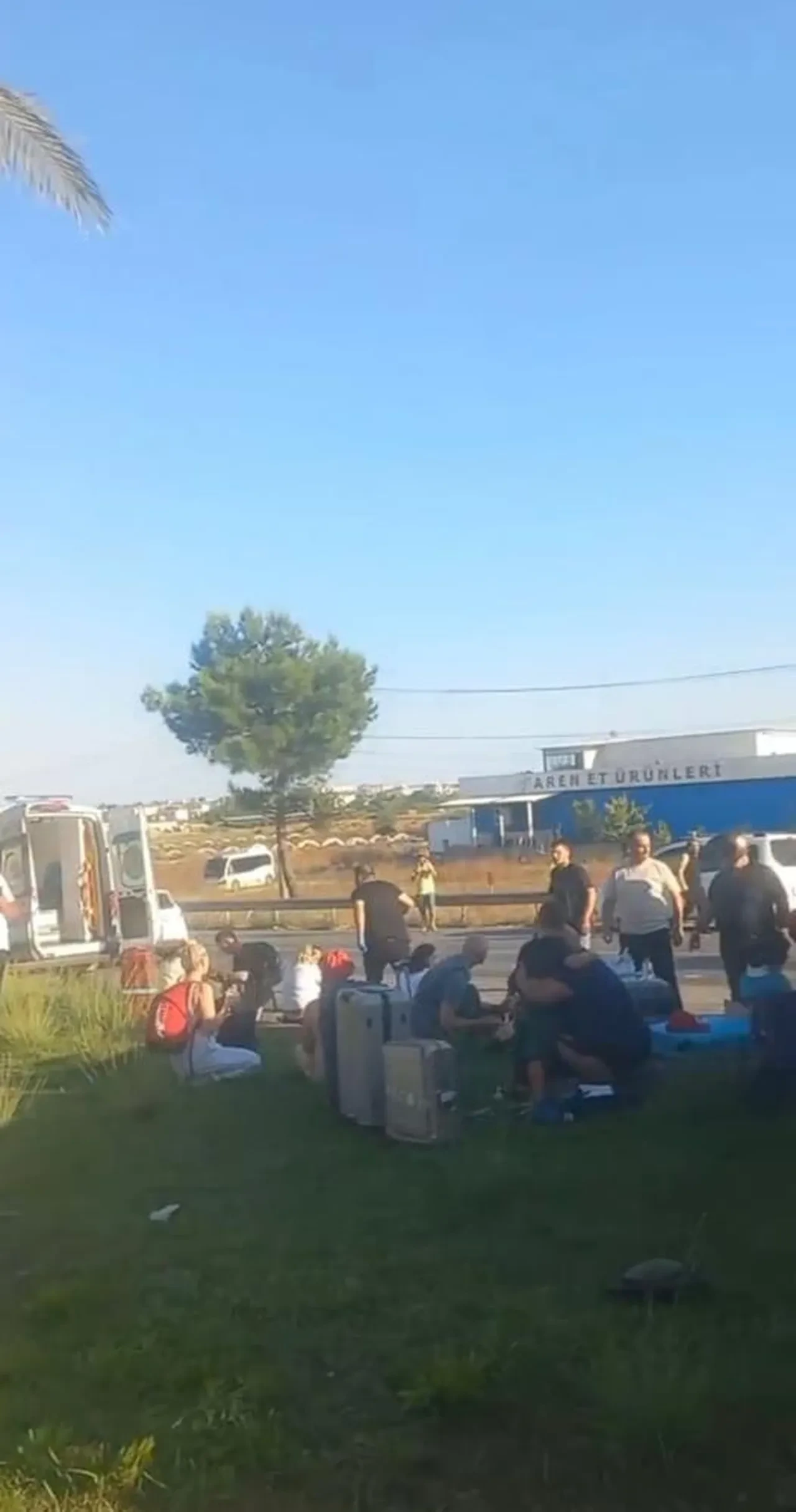 Antalya'da zincirleme kaza! Tur otobüsü devrildi: 15'i turist 17 kişi yaralandı