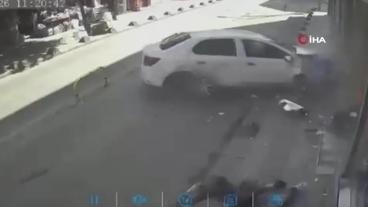 Bayrampaşa'da kaza yapan 2 otomobilden biri yayaların arasına savruldu: 5 yaralı