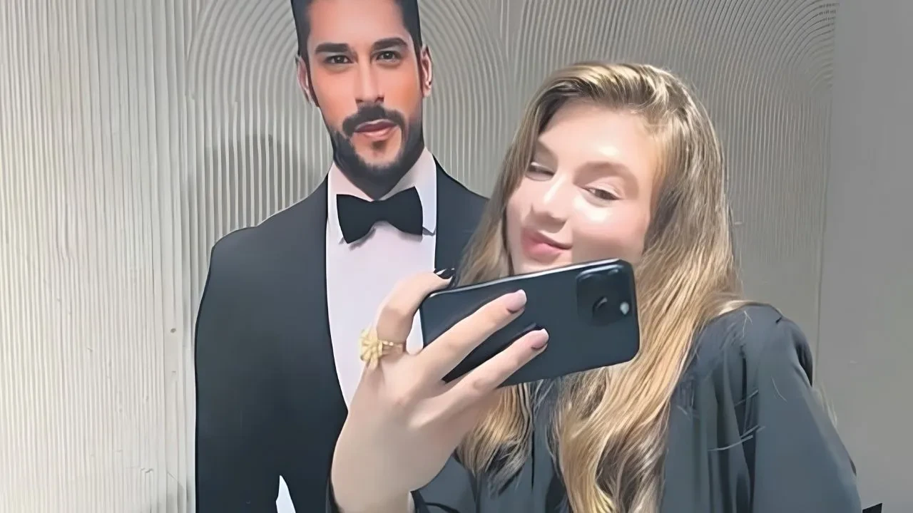 Burak Özçivit Rusya'yı fethetti! Her yere posterleri asıldı, kral gibi karşılanacak