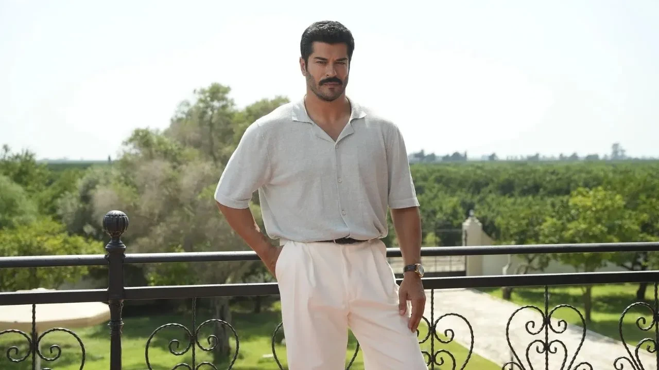 Burak Özçivit Rusya'yı fethetti! Her yere posterleri asıldı, kral gibi karşılanacak