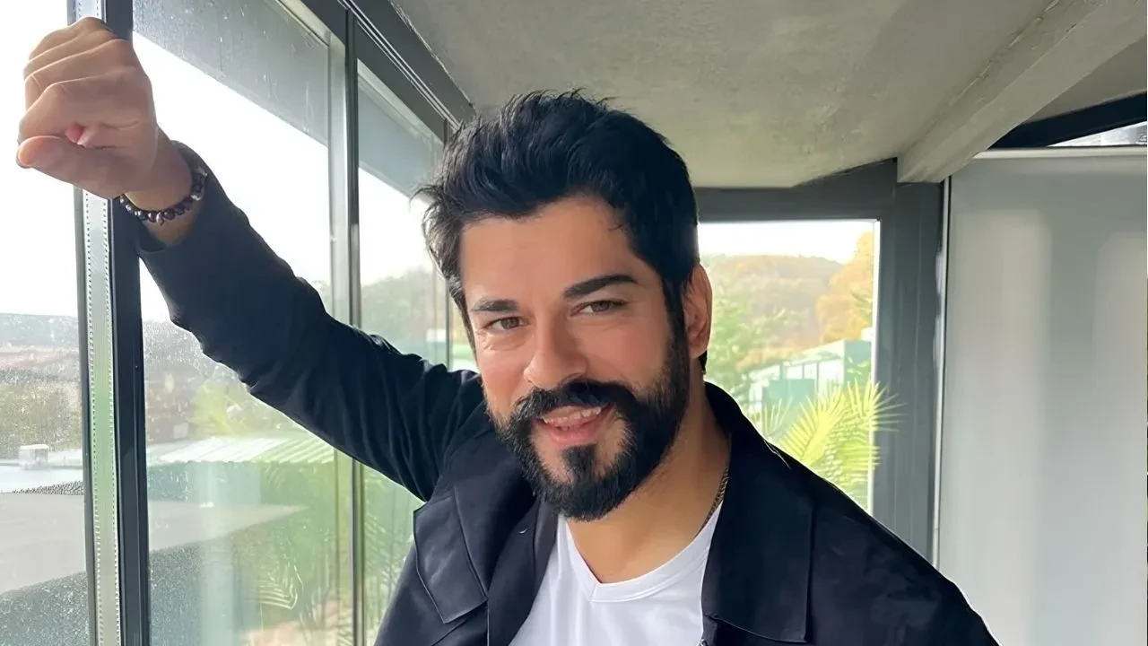 Burak Özçivit Rusya'yı fethetti! Her yere posterleri asıldı, kral gibi karşılanacak