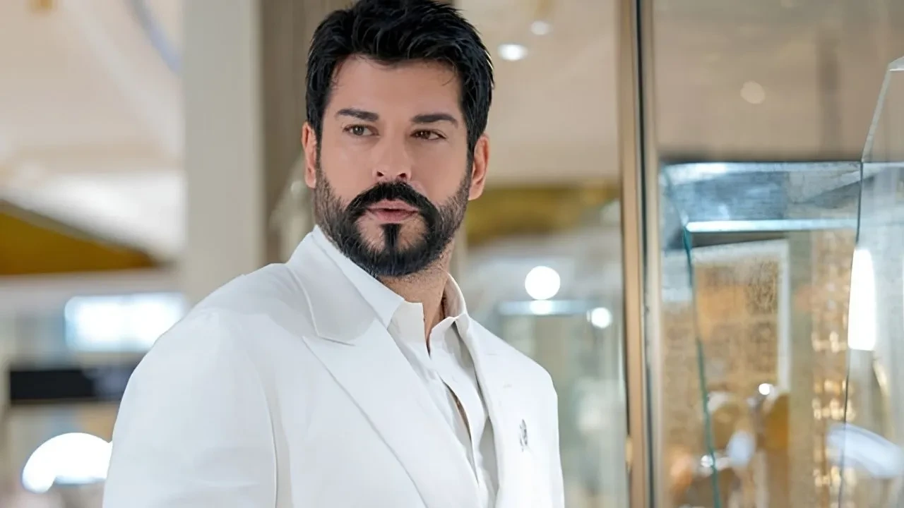 Burak Özçivit Rusya'yı fethetti! Her yere posterleri asıldı, kral gibi karşılanacak