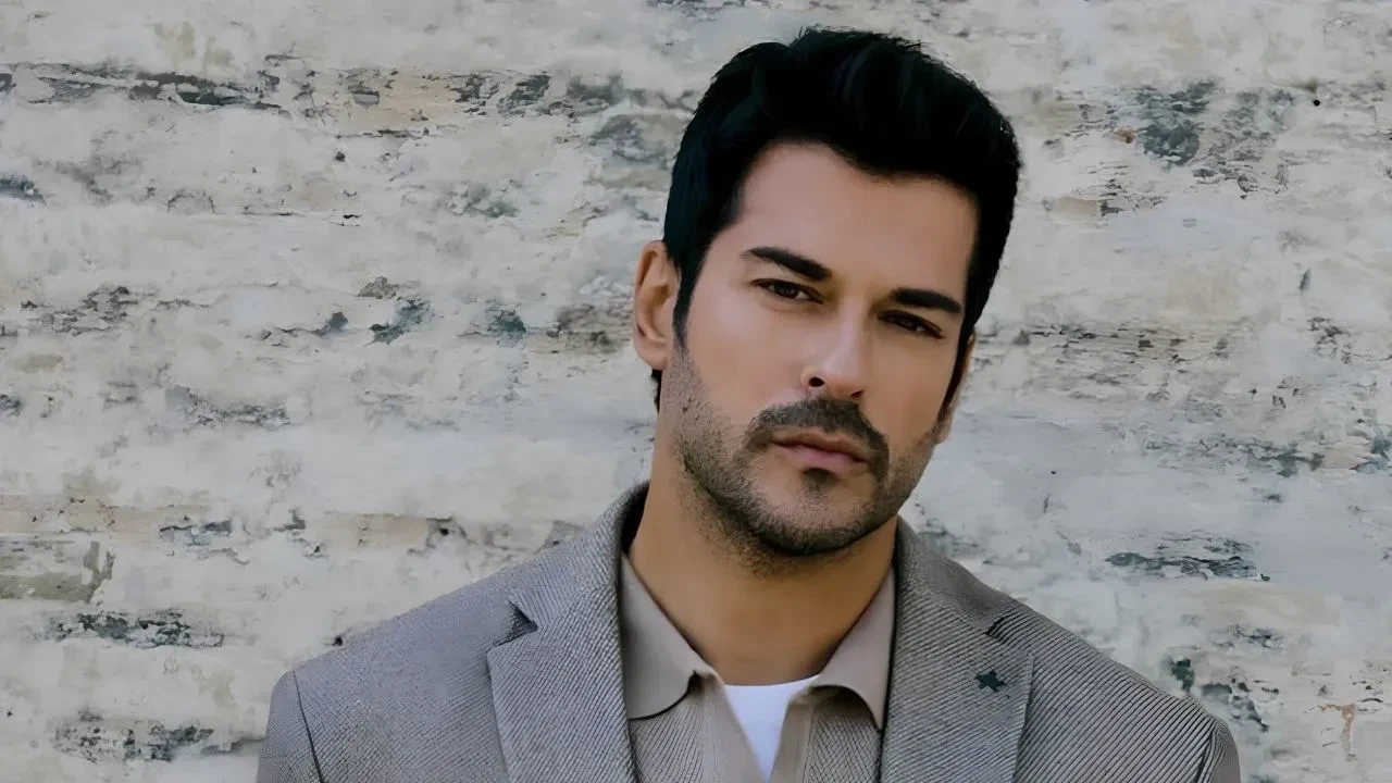 Burak Özçivit Rusya'yı fethetti! Her yere posterleri asıldı, kral gibi karşılanacak