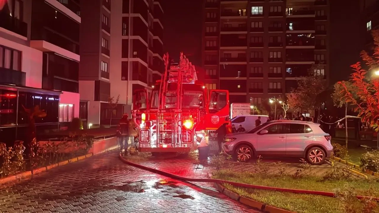 Bursa'da binada yangın çıktı! Mahsur kalan 19 kişi kurtarıldı