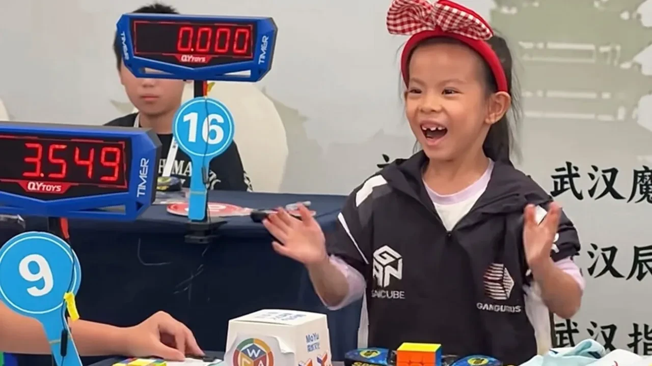Dünyanın konuştuğu 6 yaşındaki çocuk: Rubik küpü saniyeler içinde çözdü