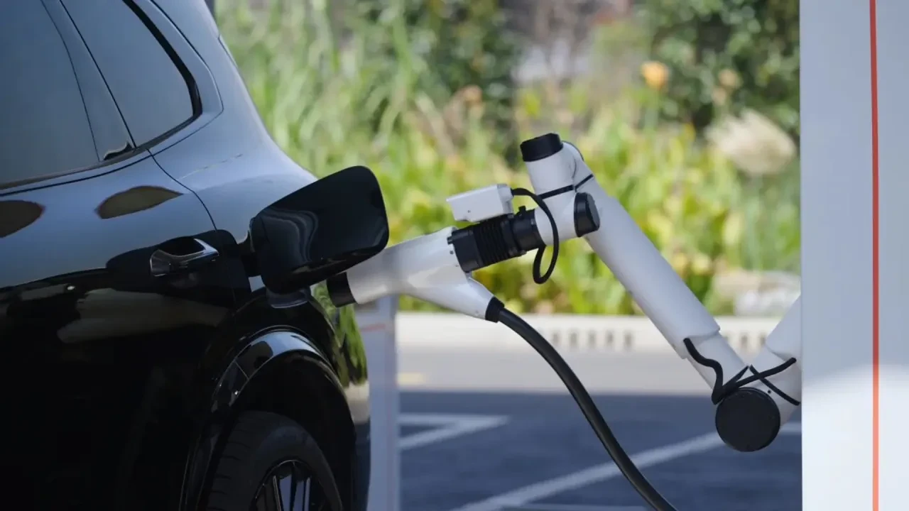 Elektrikli otomobiller 4,5 dakikada şarj olacak: Çinli Geely rekor kırdı