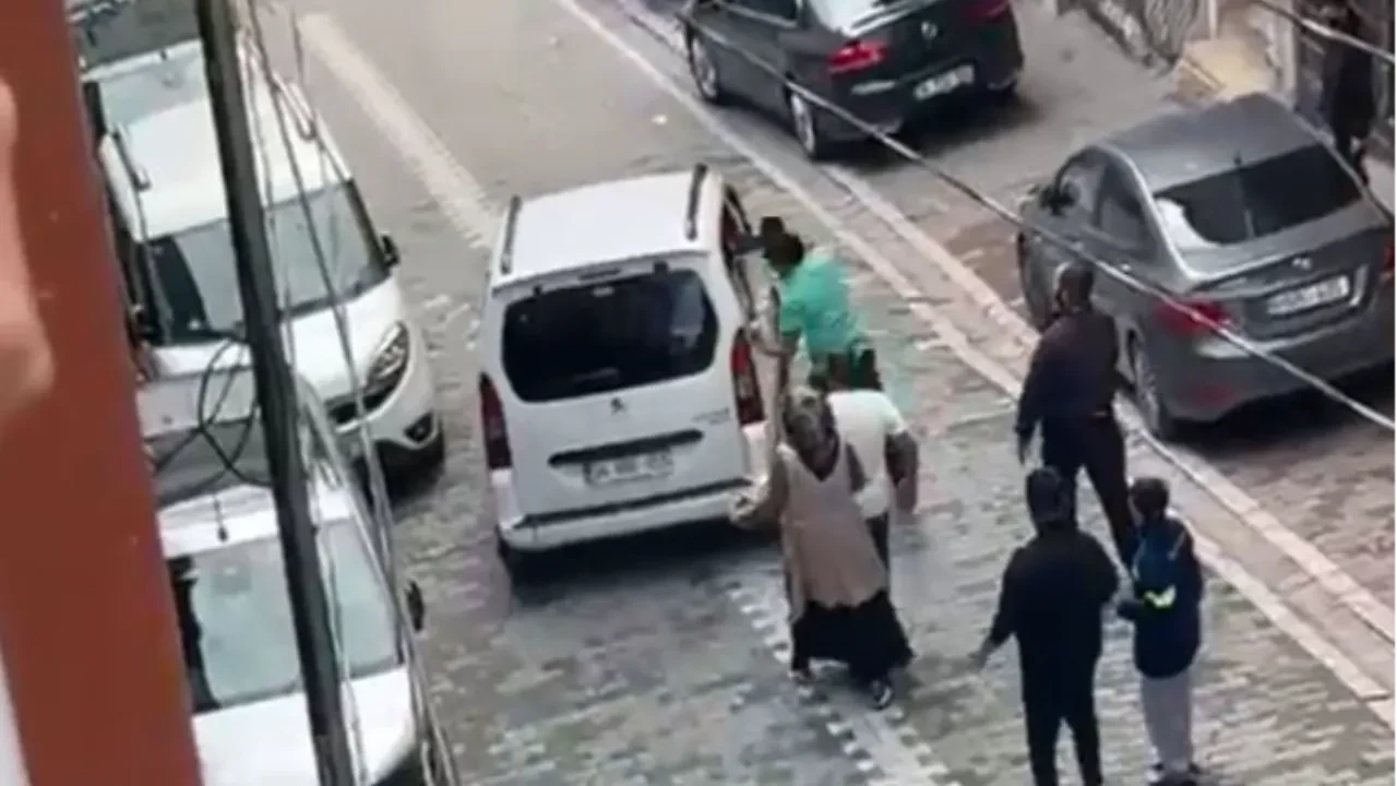 Eski koca olay çıkarınca kadının yakınları tekme tokat peşine düştü