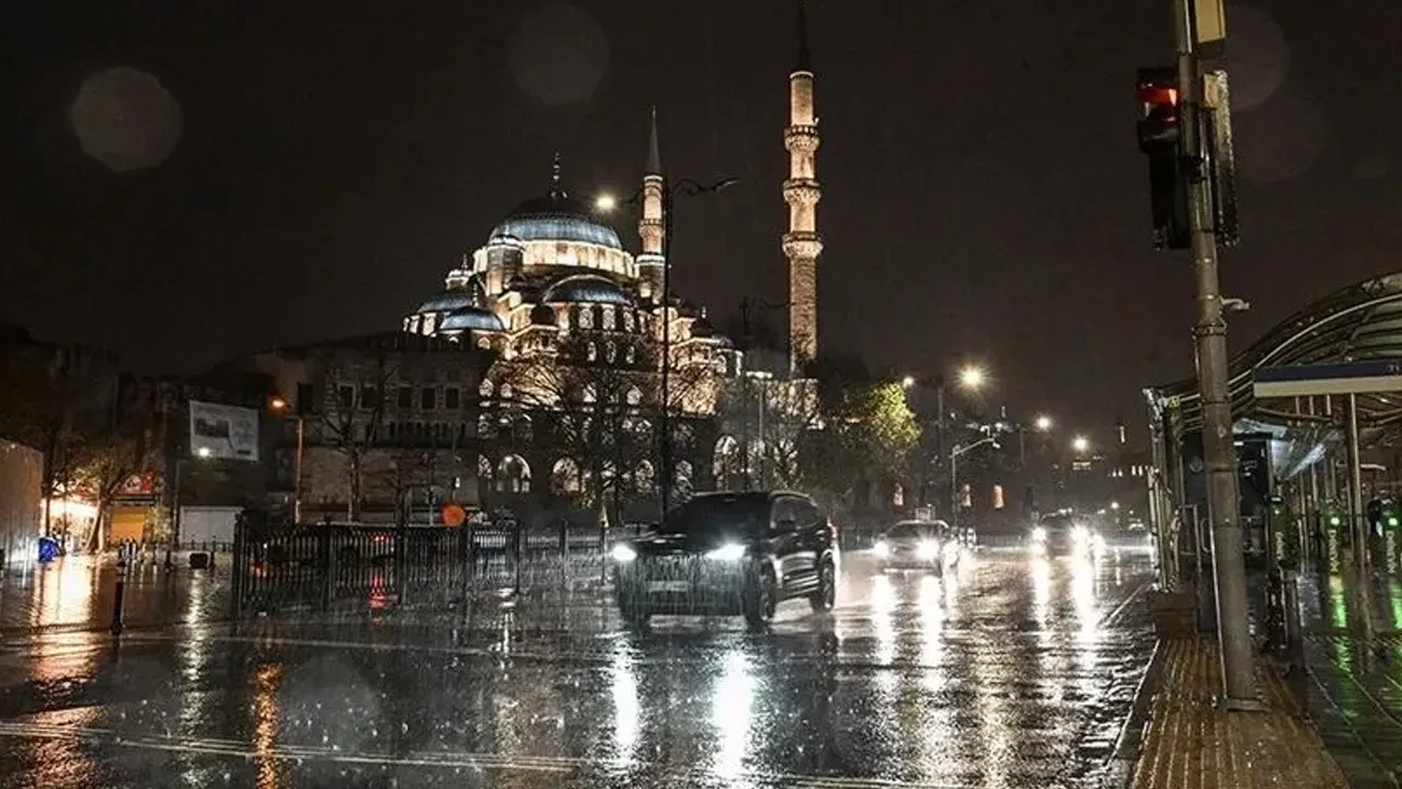İstanbullular dikkat! AKOM gün vererek uyardı: Sağanak şiddetli geliyor