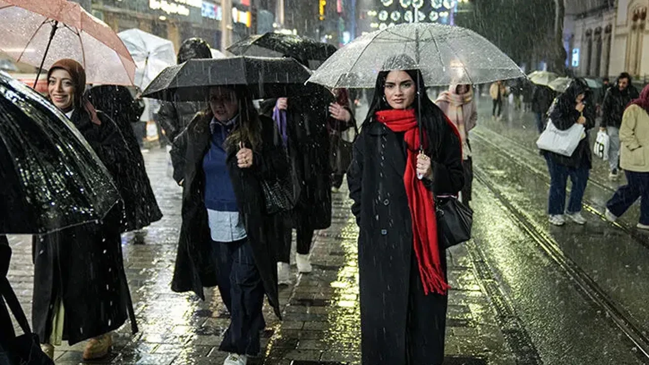 İstanbullular dikkat! AKOM gün vererek uyardı: Sağanak şiddetli geliyor