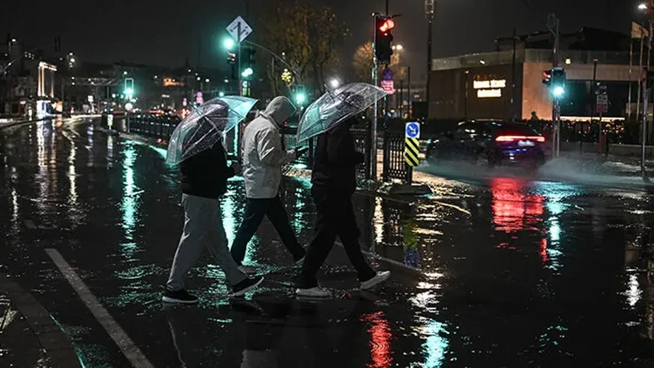İstanbullular dikkat! AKOM gün vererek uyardı: Sağanak şiddetli geliyor