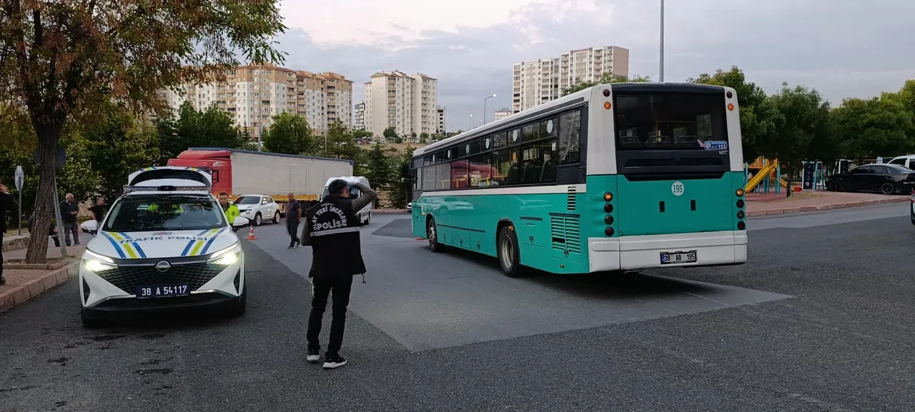 Kayseri'de feci kaza: 10 yaşındaki çocuk otobüsün altında kaldı