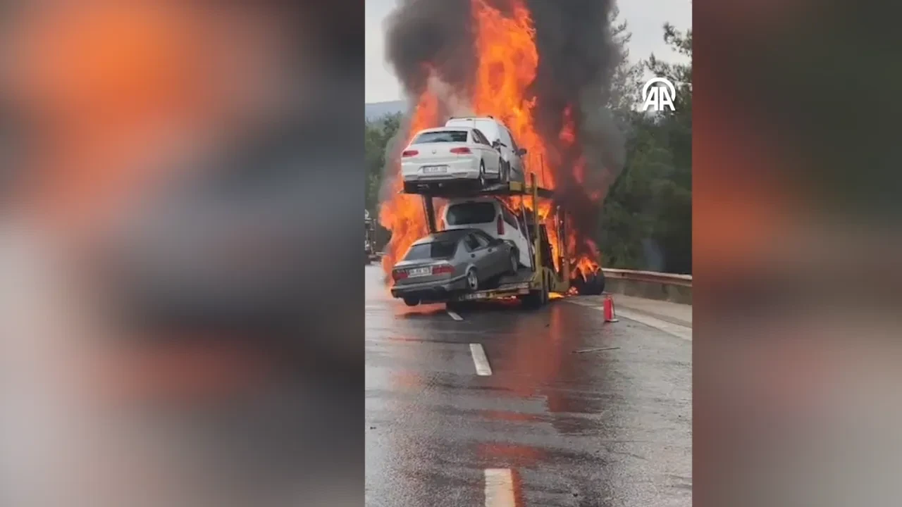 Oto taşıyıcı tır alevler içinde kaldı! Mersin’den korkunç görüntüler
