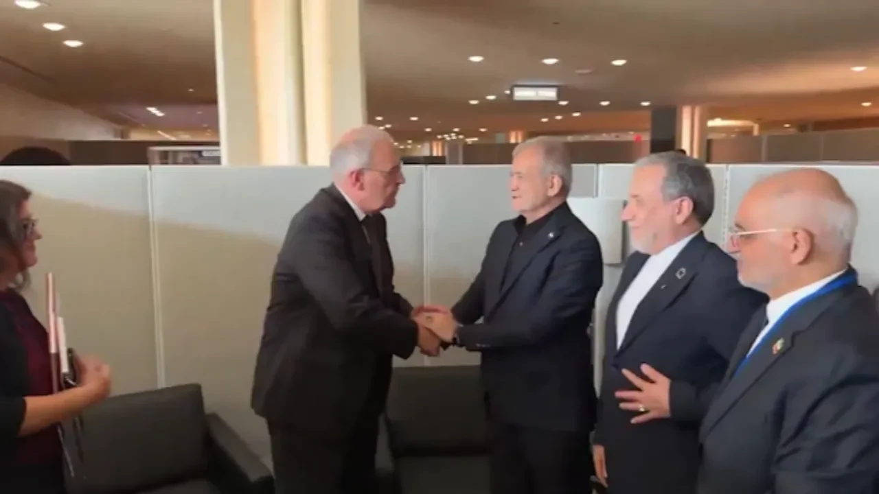 Pezeşkiyan'dan İsviçre liderine dikkat çeken hediye