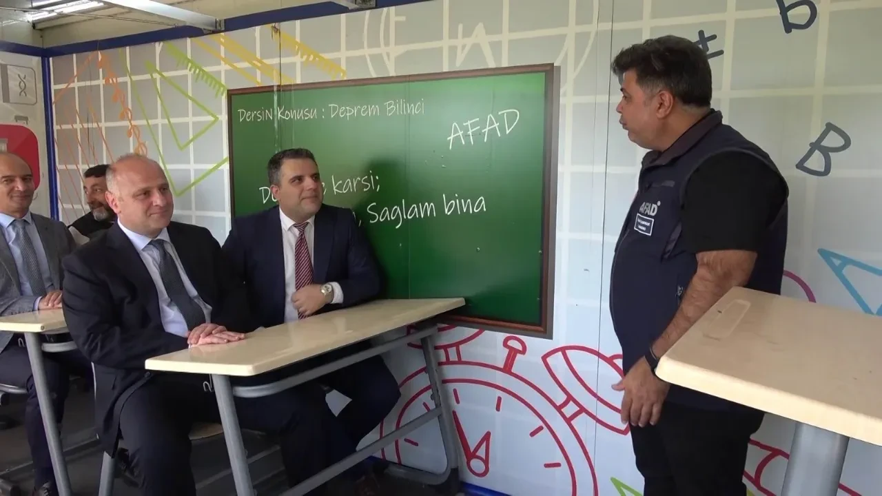 Tatbikatta 'depremi başlatıyoruz' dedi, depreme yakalandılar: O anlar kamerada 