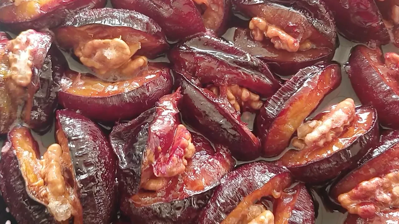 Tüccar almayınca üretici harekete geçti! Dalında 4 liraya düşen ton eriğini böyle değerlendiriyor