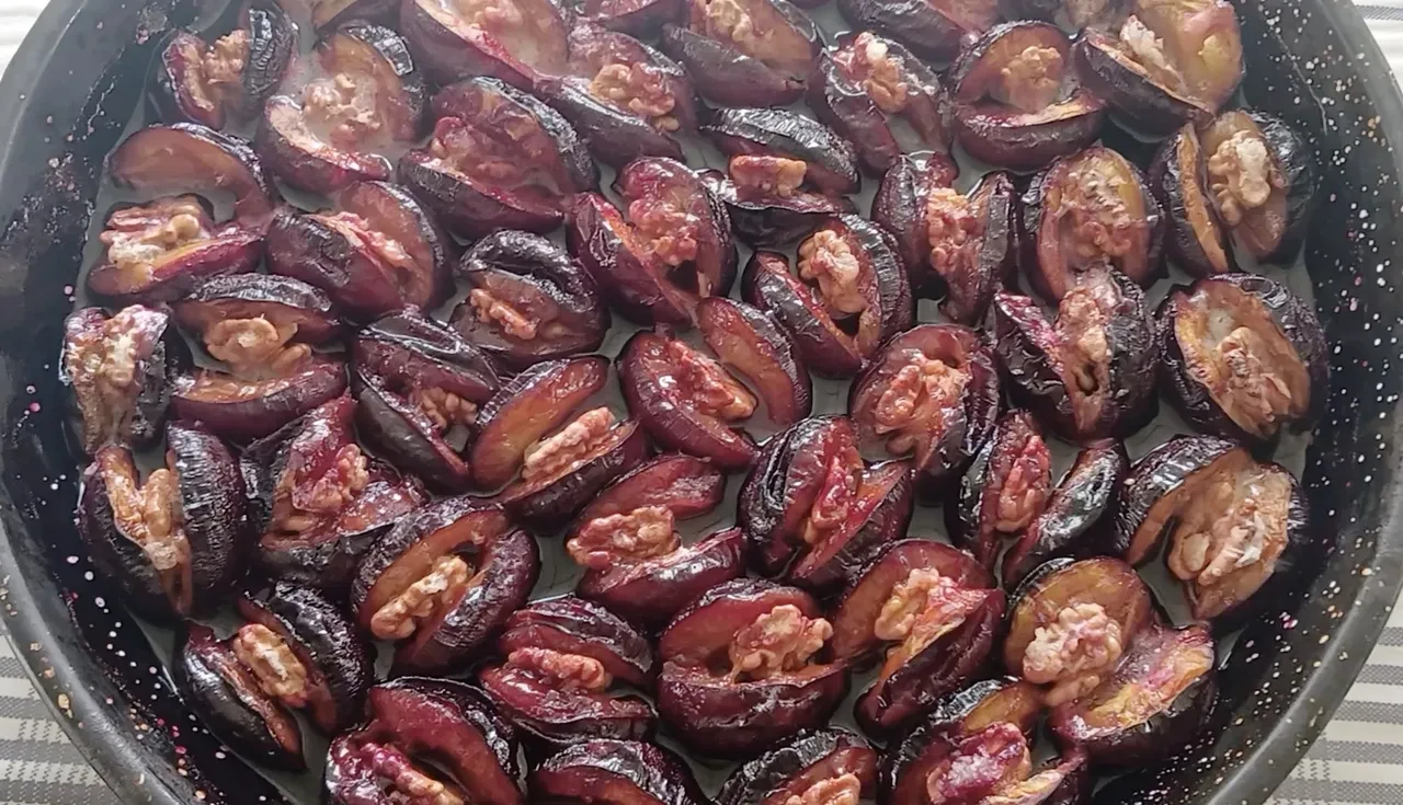 Tüccar almayınca üretici harekete geçti! Dalında 4 liraya düşen ton eriğini böyle değerlendiriyor