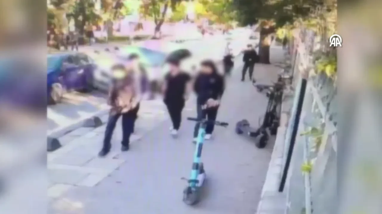 Üsküdar'da otomobil kaldırıma daldı: 4'ü öğrenci 5 kişi yaralandı
