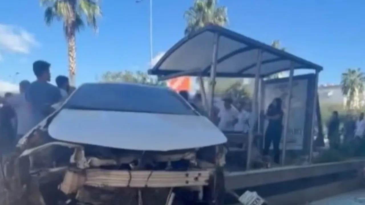 Alanya'da otomobil önce yayaya ardından duraktakilere çarptı: O anlar kamerada