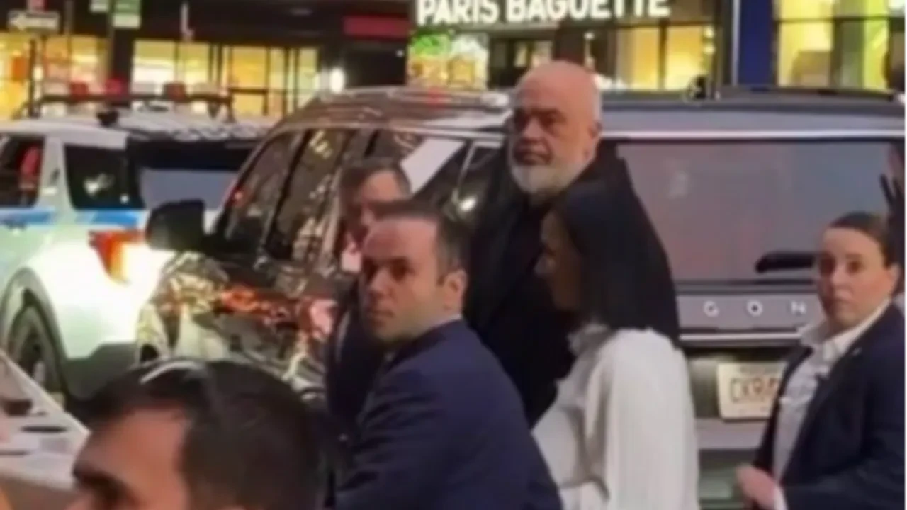 BM ziyareti sırasında Edi Rama'ya öfkeli karşılama: Protestocular yumurta fırlattı