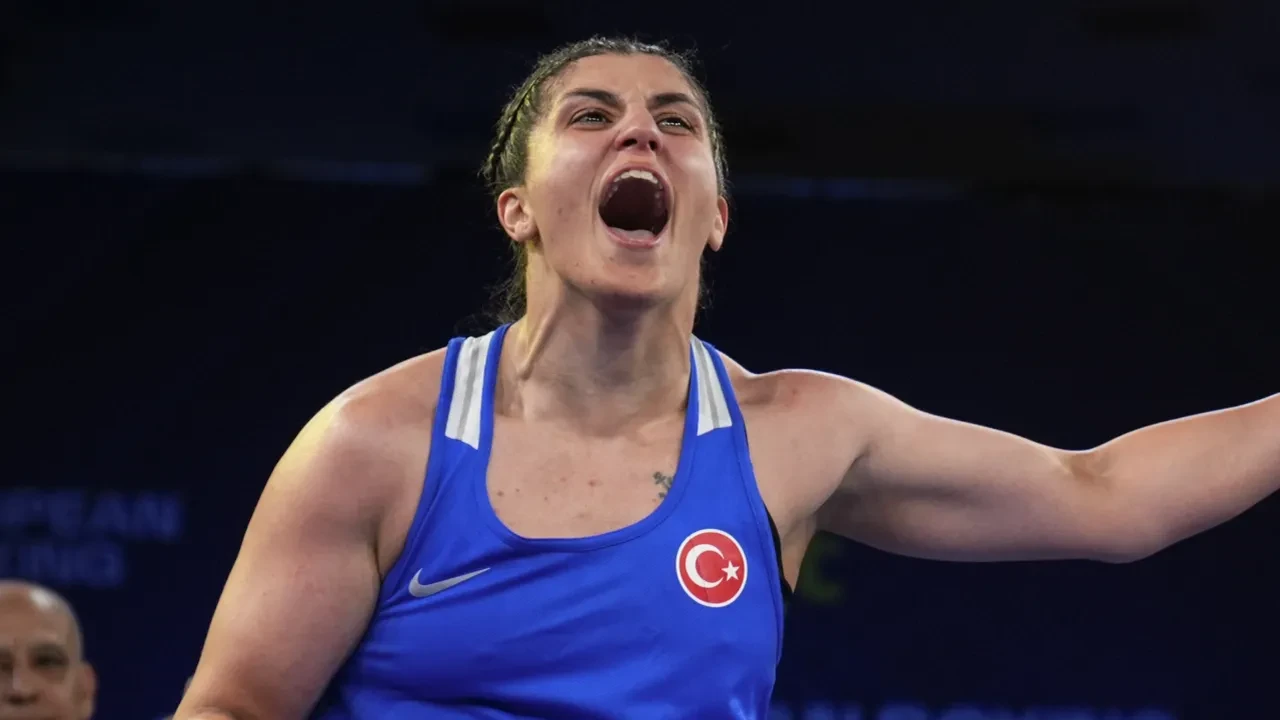 Busenaz Sürmeneli, üst üste 2. kez Avrupa şampiyonu oldu! Milli boksör altın madalya kazandı