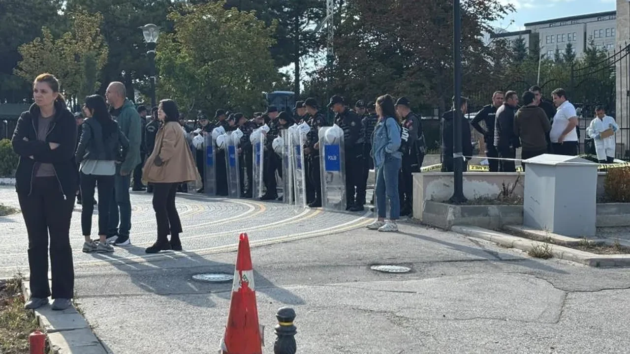 Emekli polis Anayasa Mahkemesi önündeki zam eylemi sırasında canına kıydı