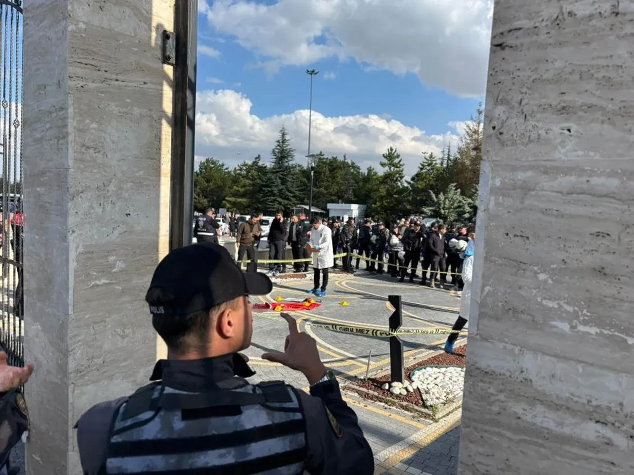 Emekli polis Anayasa Mahkemesi önündeki zam eylemi sırasında canına kıydı