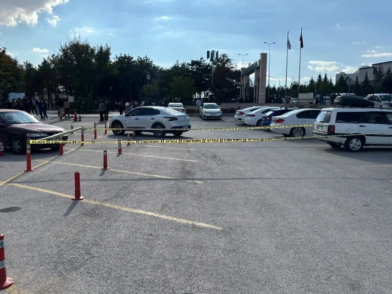 Emekli polis Anayasa Mahkemesi önündeki zam eylemi sırasında canına kıydı