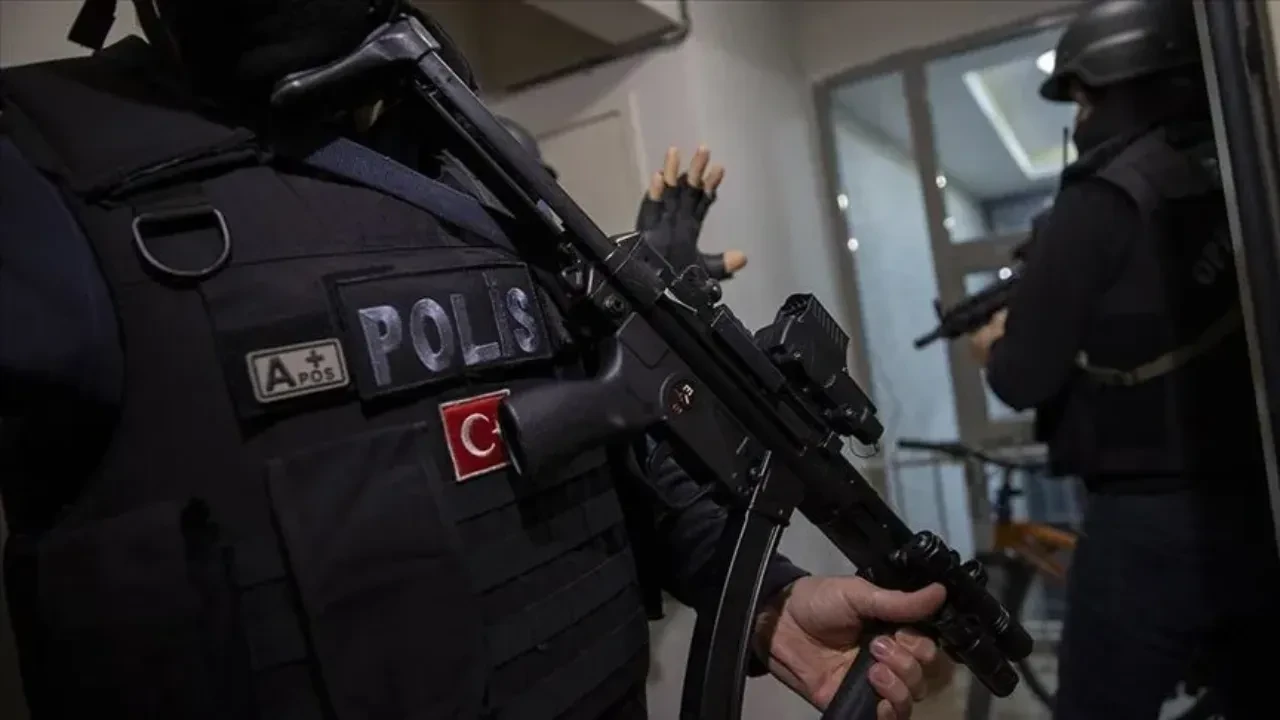 İstanbul'da terör örgütlerine eş zamanlı operasyon: 11 gözaltı