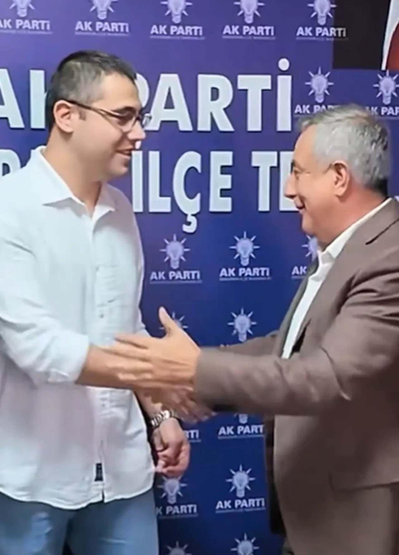 Siyasette şaşırtan benzerlik: CHP'den istifa eden Özgür Özel AK Parti'ye üye oldu