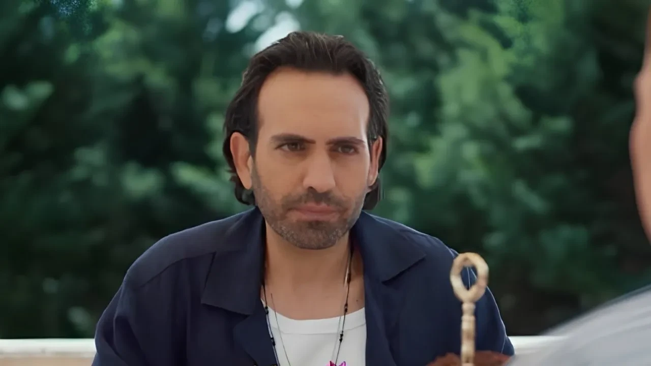 Tuzlu Kahve dizisinde yer alan Buğra Gülsoy'un saç stili Hugo karakterine benzetildi!