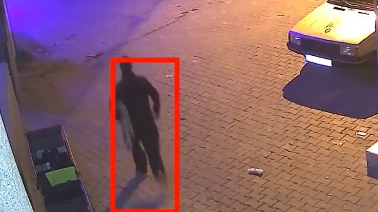 Uzun uzun kontrol etti, halıyı çalıp kaçtı: O anlar kamerada 