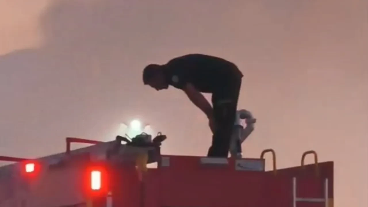 Yangının ardından aracın üstünde namazını kıldı! Elazığ’da duygu dolu anlar kamerada 