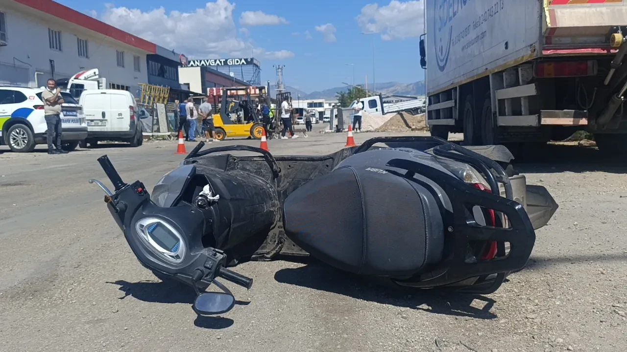 Antalya'da ihmal, can aldı: Motosikletli yol ortasındaki forklifte çarptı, hayatını kaybetti