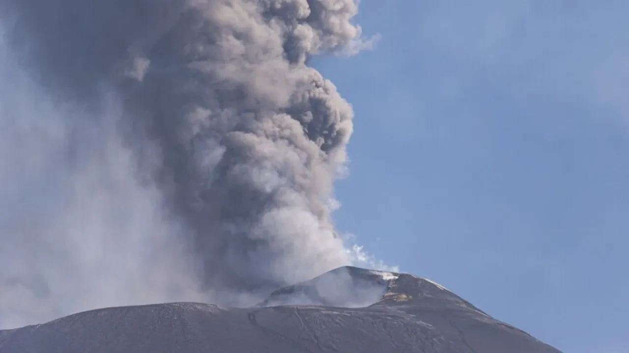 İtalya'da Etna alarmı: Kül bulutları 4 kilometre yüksekliğe ulaştı, uçuşlar iptal edildi