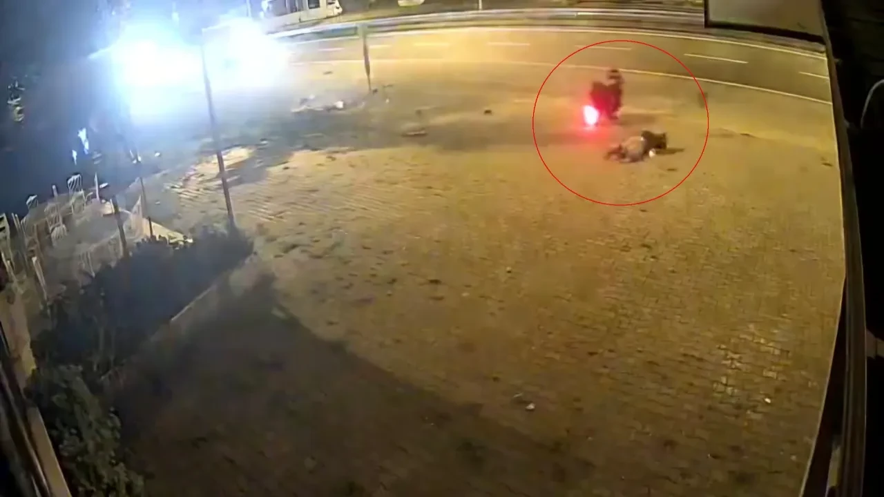 Kontrolden çıkan motosiklet trafik levhasına çarptı: 17 yaşındaki sürücü metrelerce savruldu