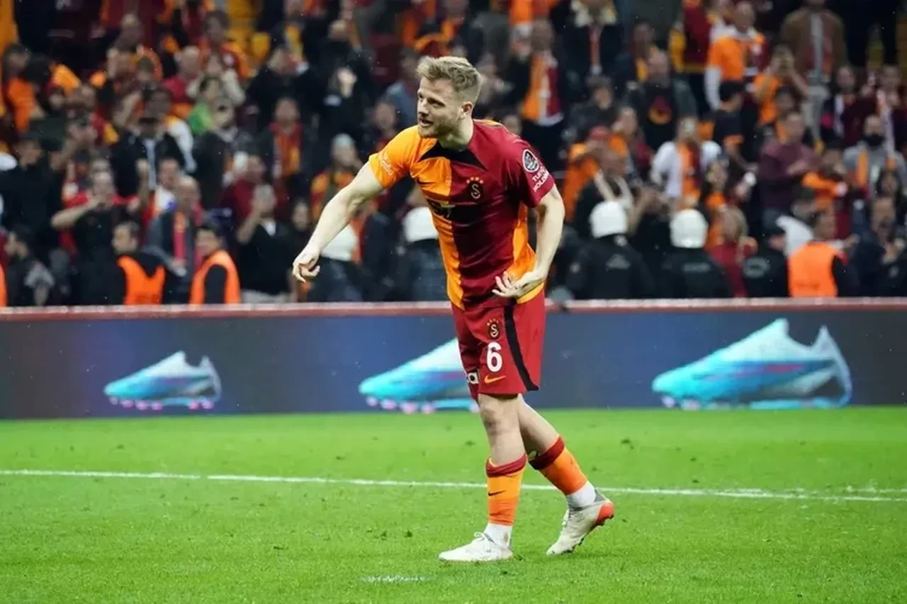 Süper Lig'de sürpriz ayrılık: Galatasaray'ın eski futbolcusu 33 yaşında futbolu bıraktı!