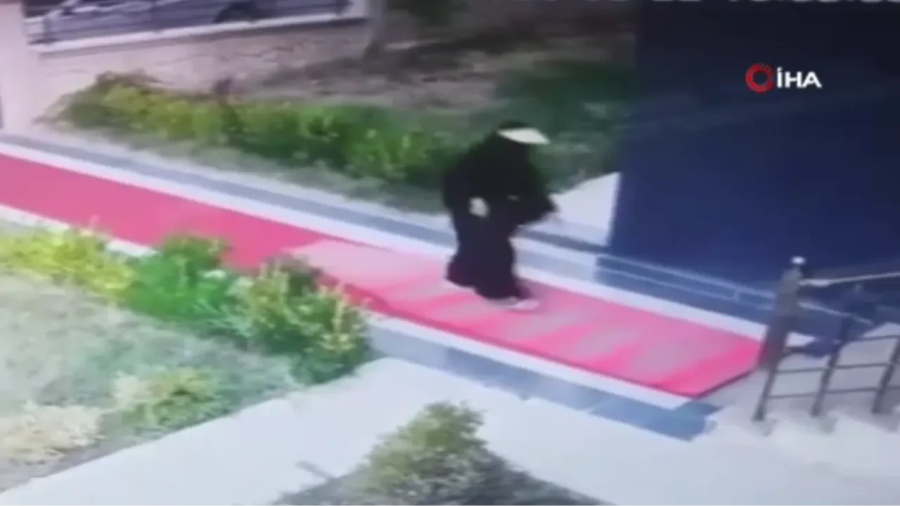 Tanınmamak için çarşaf giyen hırsız parkta üzerini değiştirip kaçtı: Ekipler otobüste yakaladı