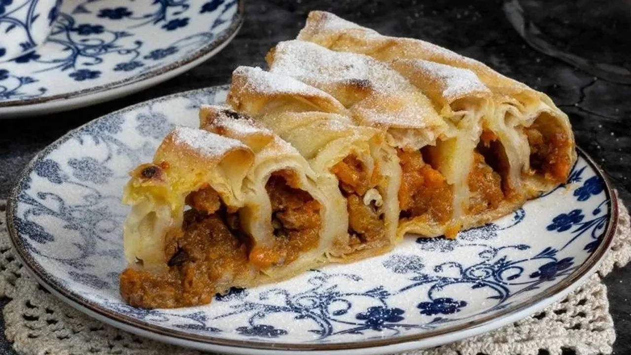 Tatlı mı börek mi derken tepsi bitti! Bal kabağıyla yapılan bu tarif çay saatine çok yakışıyor! MasterChef’te Balkabaklı börek tarifi