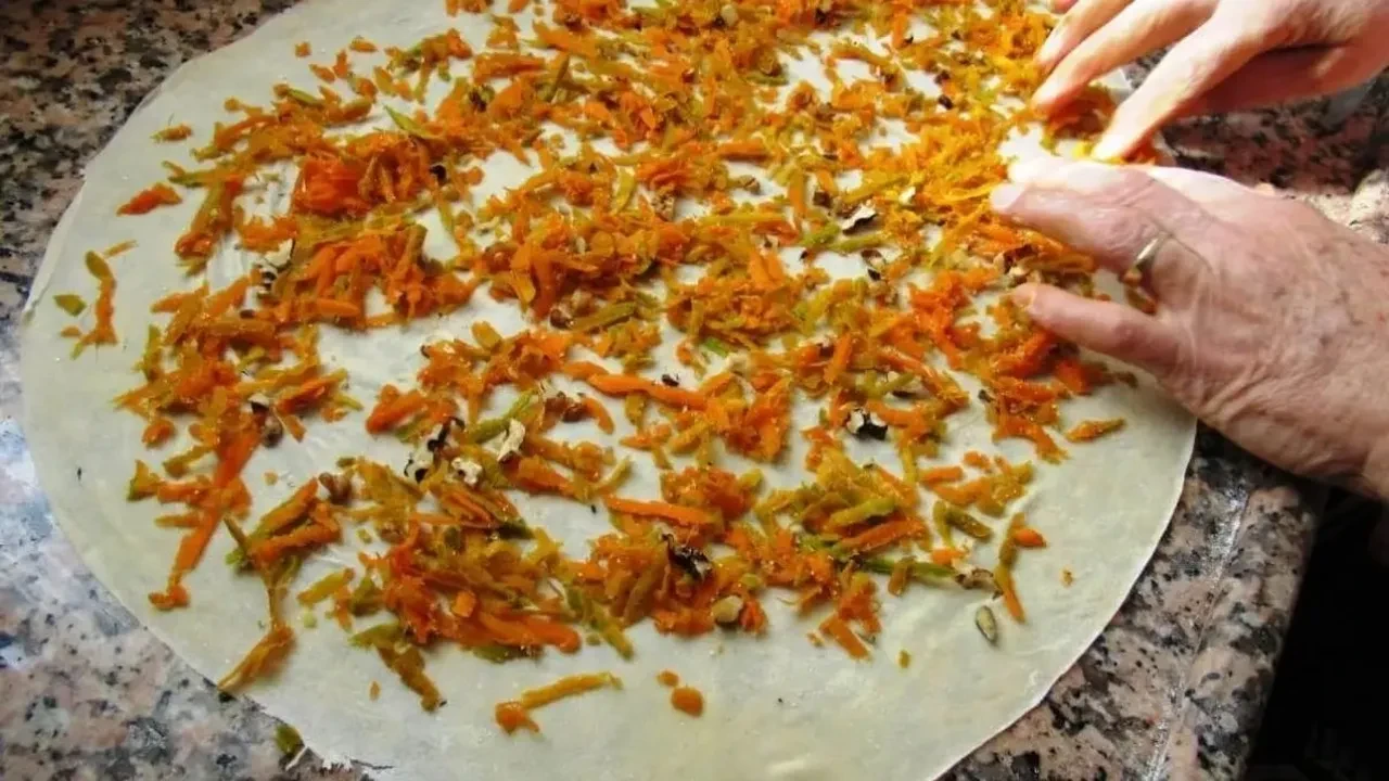 Tatlı mı börek mi derken tepsi bitti! Bal kabağıyla yapılan bu tarif çay saatine çok yakışıyor! MasterChef’te Balkabaklı börek tarifi