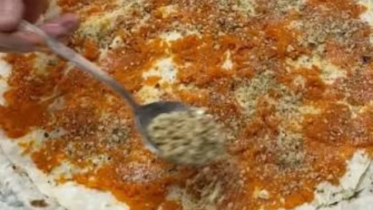 Tatlı mı börek mi derken tepsi bitti! Bal kabağıyla yapılan bu tarif çay saatine çok yakışıyor! MasterChef’te Balkabaklı börek tarifi