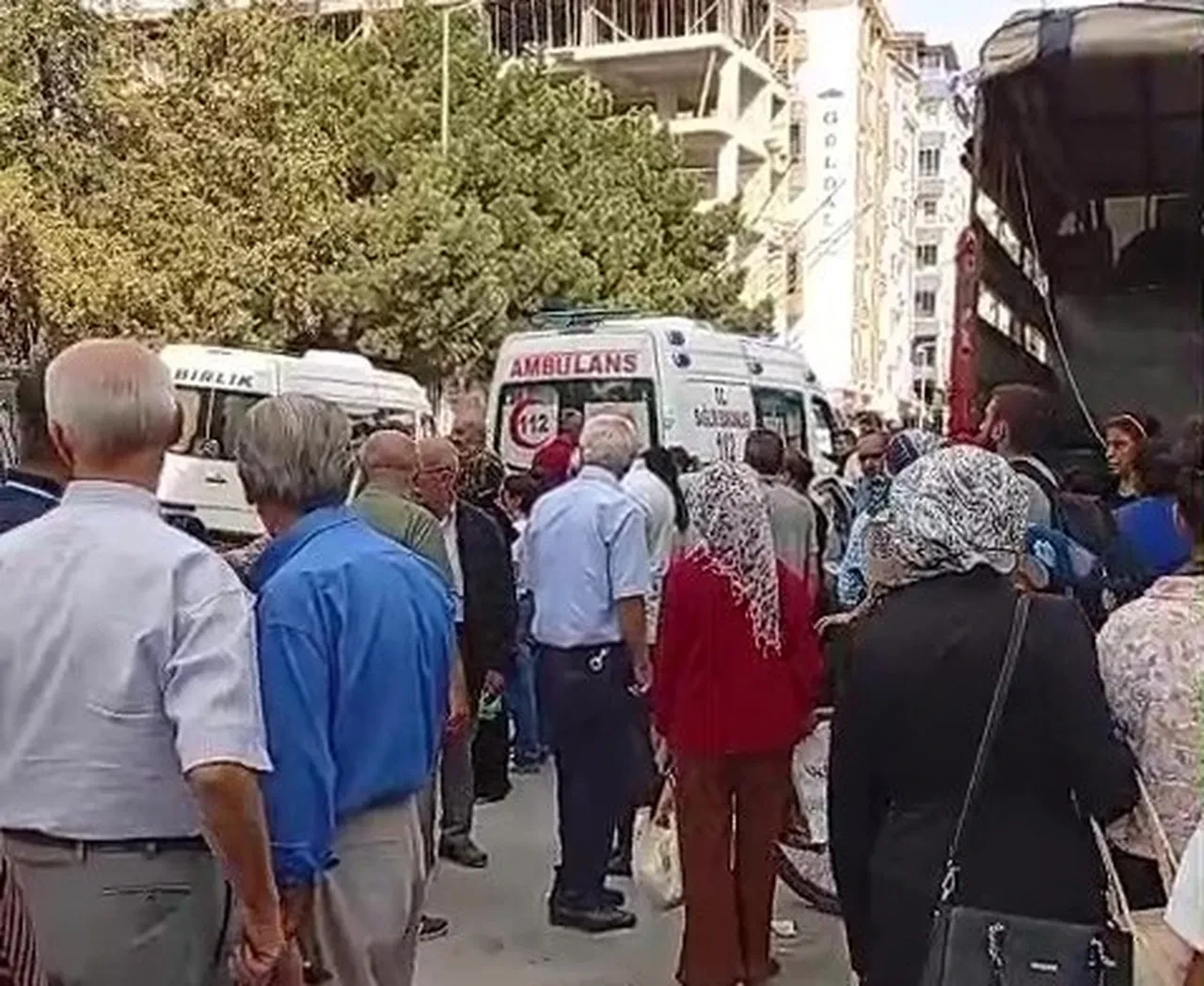 Yeni Parti Malatya Milletvekili Veli Ağbaba hastaneye kaldırıldı: Pazar esnafını ziyaret ederken yere yığıldı