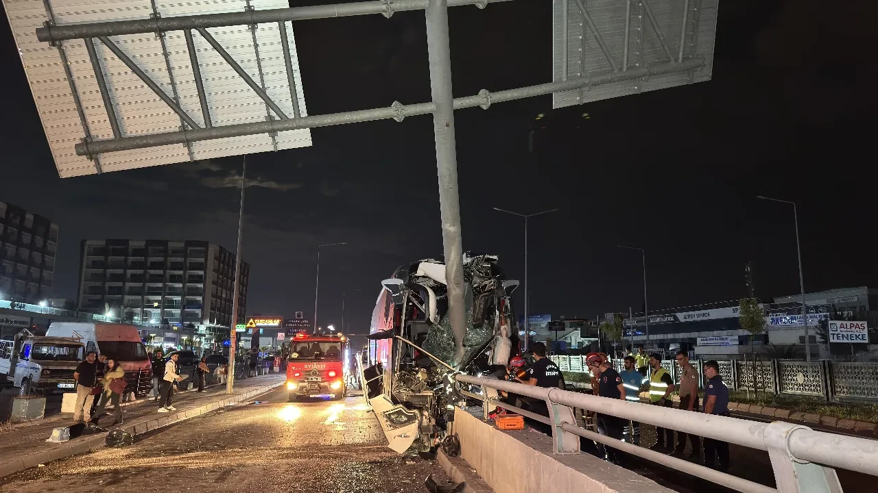 Adana'da yolcu otobüsü kaza yaptı: Çok sayıda kişi yaralı