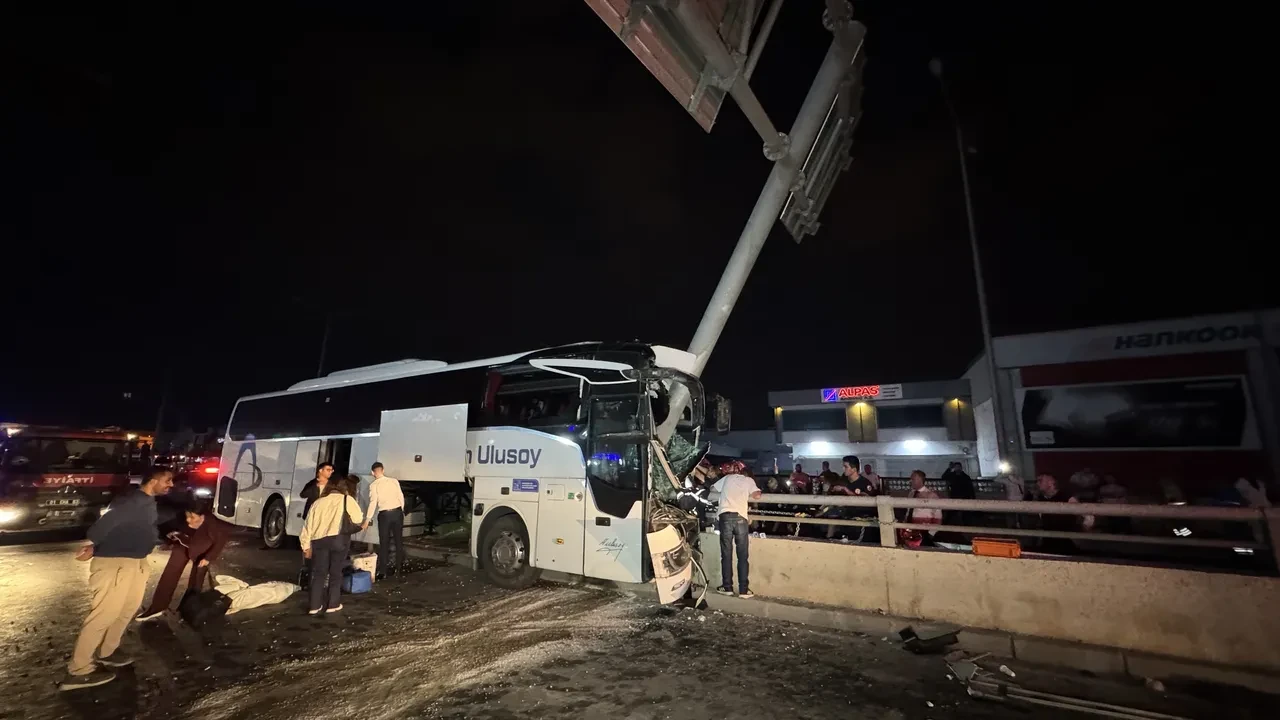 Adana'da yolcu otobüsü kaza yaptı: Çok sayıda kişi yaralı