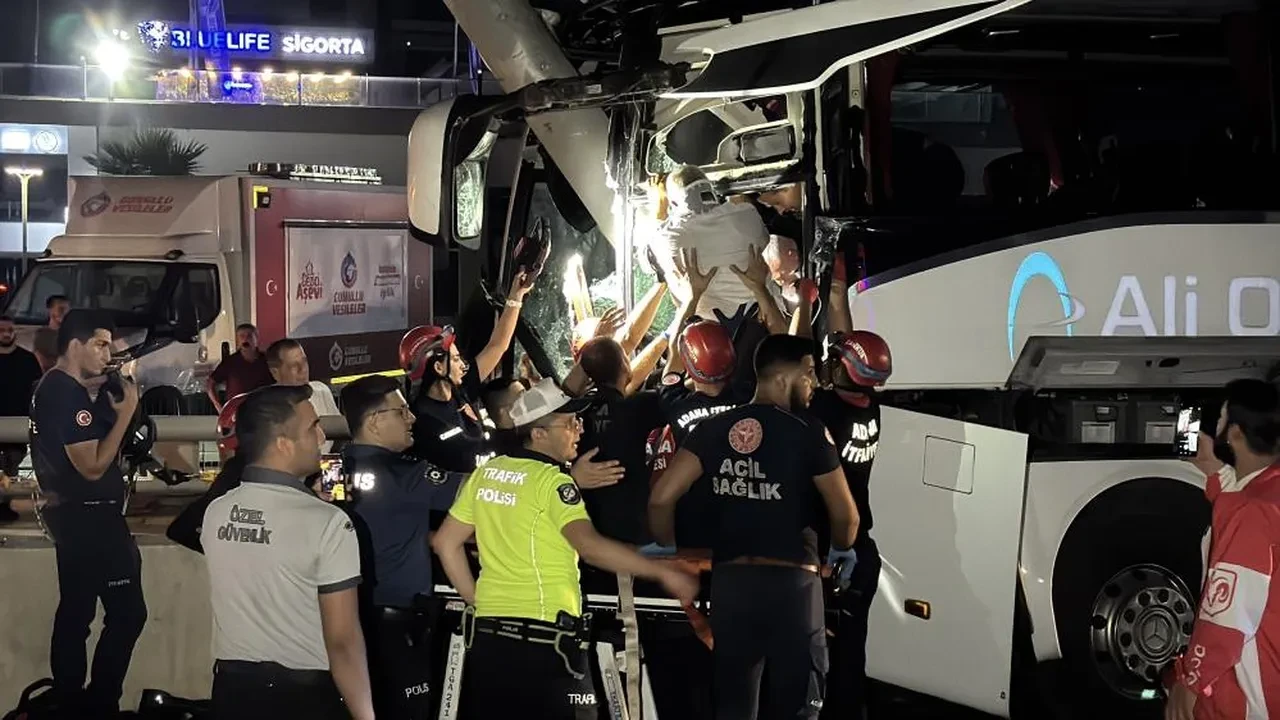 Adana'da yolcu otobüsü kaza yaptı: Çok sayıda kişi yaralı